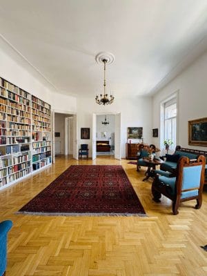 Luxury 5-Room Apartment Overlooking the Square