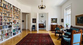 Luxury 5-Room Apartment Overlooking the Square