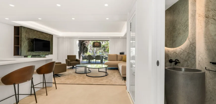 Frontline Beach Townhouse · New Golden Mile, Estepona