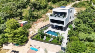 Modern Beachfront Villa With Direct Beach Access First Row To The Sea, Posedarju