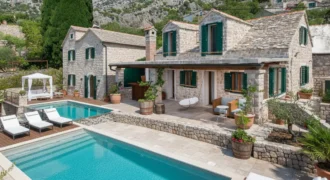 Authentic Stone Estate With Panoramic Sea Views In Brač – Exceptional Investment Or Private Retreat
