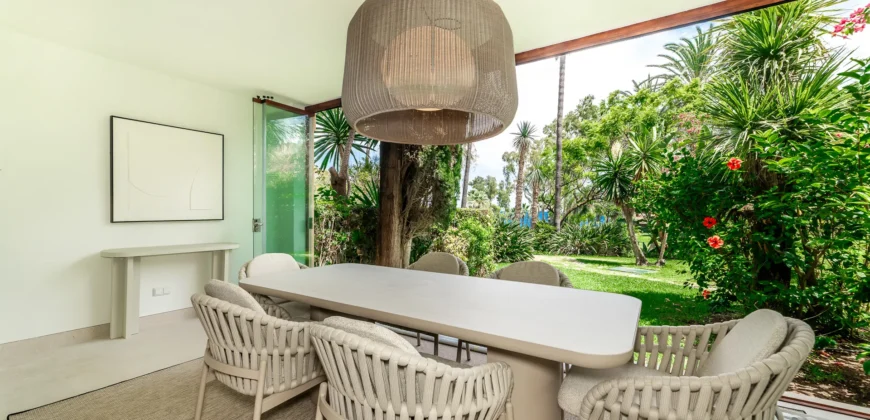Frontline Beach Townhouse · New Golden Mile, Estepona