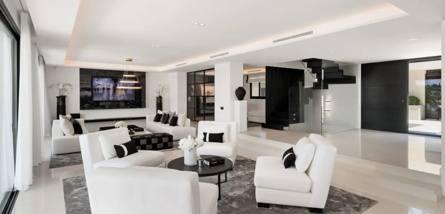 Exceptional Luxury Villa Front Line To The Prestigious Los Naranjos Golf.