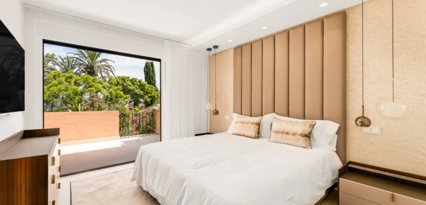 Frontline Beach Townhouse · New Golden Mile, Estepona