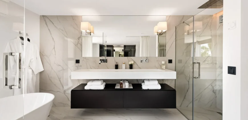 Exceptional Luxury Villa Front Line To The Prestigious Los Naranjos Golf.