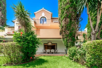 Frontline Beach Townhouse · New Golden Mile, Estepona
