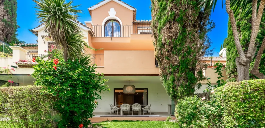 Frontline Beach Townhouse · New Golden Mile, Estepona