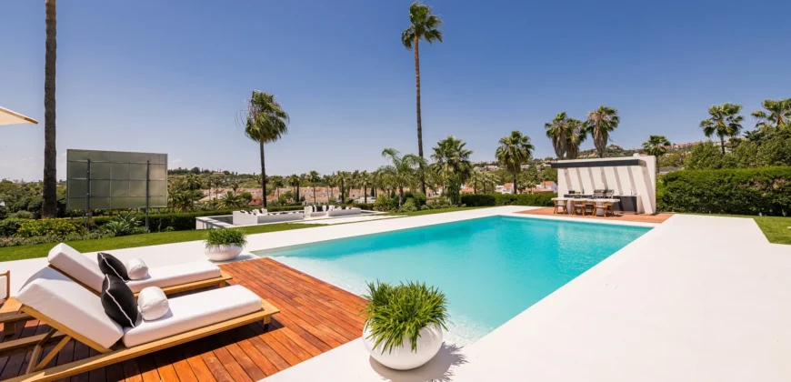 Exceptional Luxury Villa Front Line To The Prestigious Los Naranjos Golf.