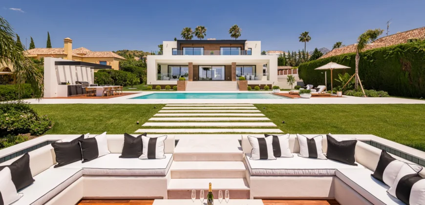 Exceptional Luxury Villa Front Line To The Prestigious Los Naranjos Golf.